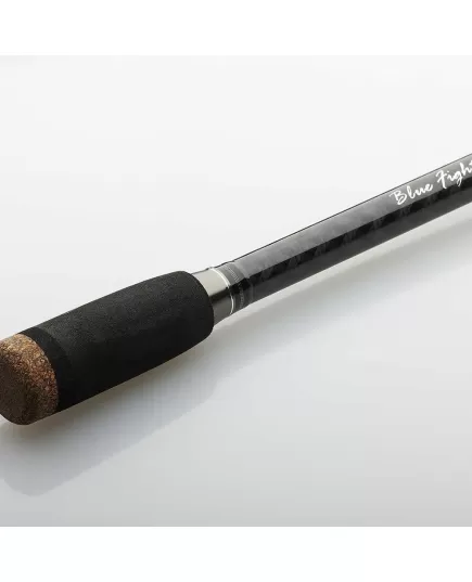 Λεπτομέρεια λαβής EVA και carbon κορμού στο Savage Gear SGS6 Spinning