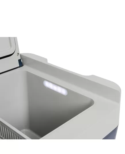 Εσωτερικό του Igloo ICF 40 με LED φωτισμό και διαχωριστικό χώρουΕμπρόσθια όψη του Igloo ICF 40 με ψηφιακό πίνακα ελέγχου